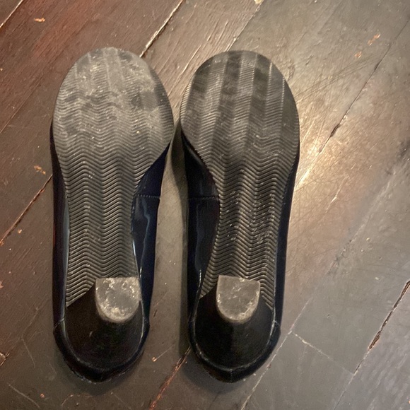 Ellen Tracy - Navy patent leather loafers with chunky heel. - Picture 6 of 7